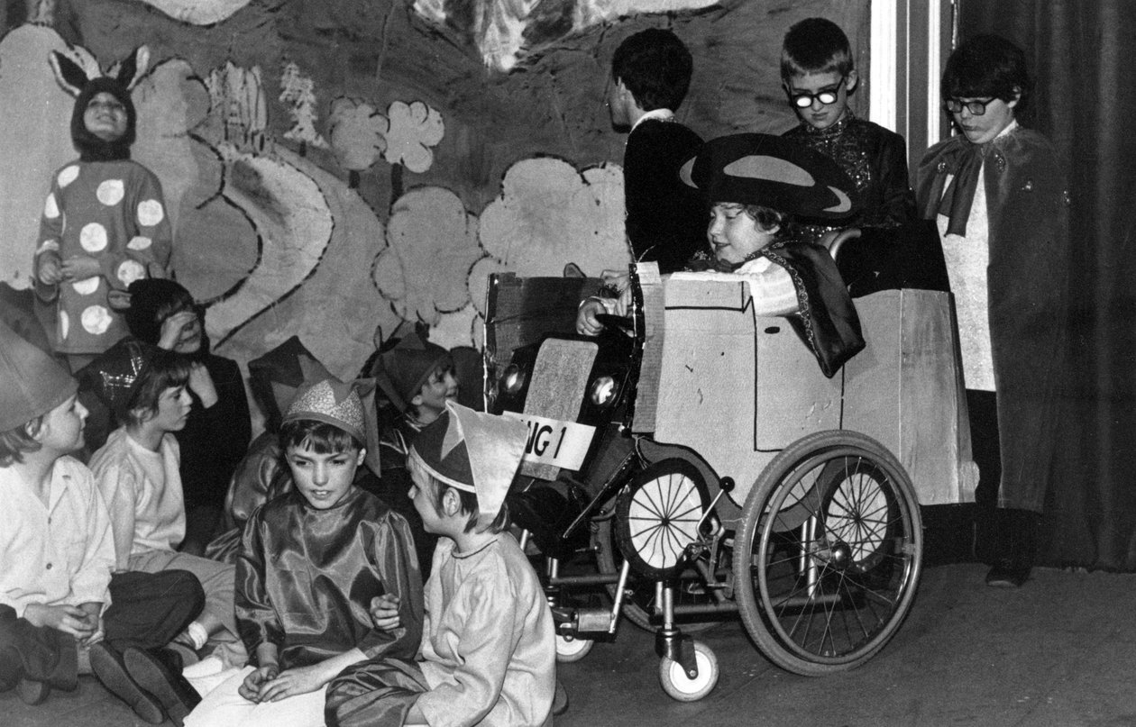 Barn som opptrer i et skoleskuespill på Royal Victoria School for the Blind, muligens en Nativity-forestilling, Newcastle upon Tyne, Storbritannia, 1982 (bw-bilde) av Unbekannt Unbekannt