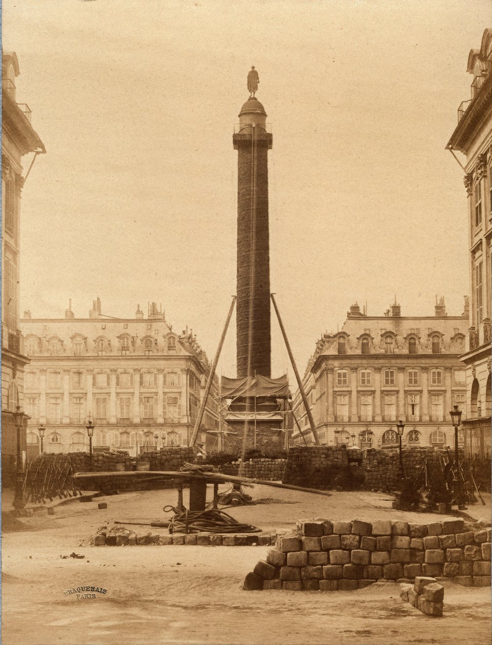 Commune de Paris (1871): rivingen av Vendome-søylen på 16051871. Foto Turning, 1871 Dim. 10,5x6,4 cm av Unknown