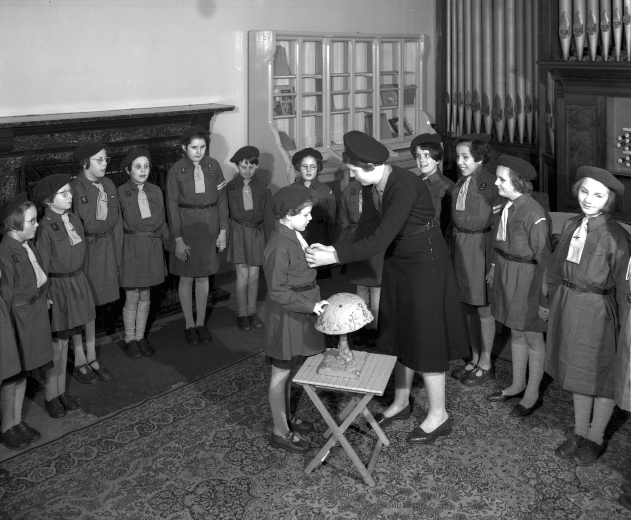 Presentasjon for et medlem av Brownie-pakken ved Royal Victoria School for the Blind, Newcastle upon Tyne, Storbritannia, januar 1962 (bw-bilde) av Unbekannt Unbekannt