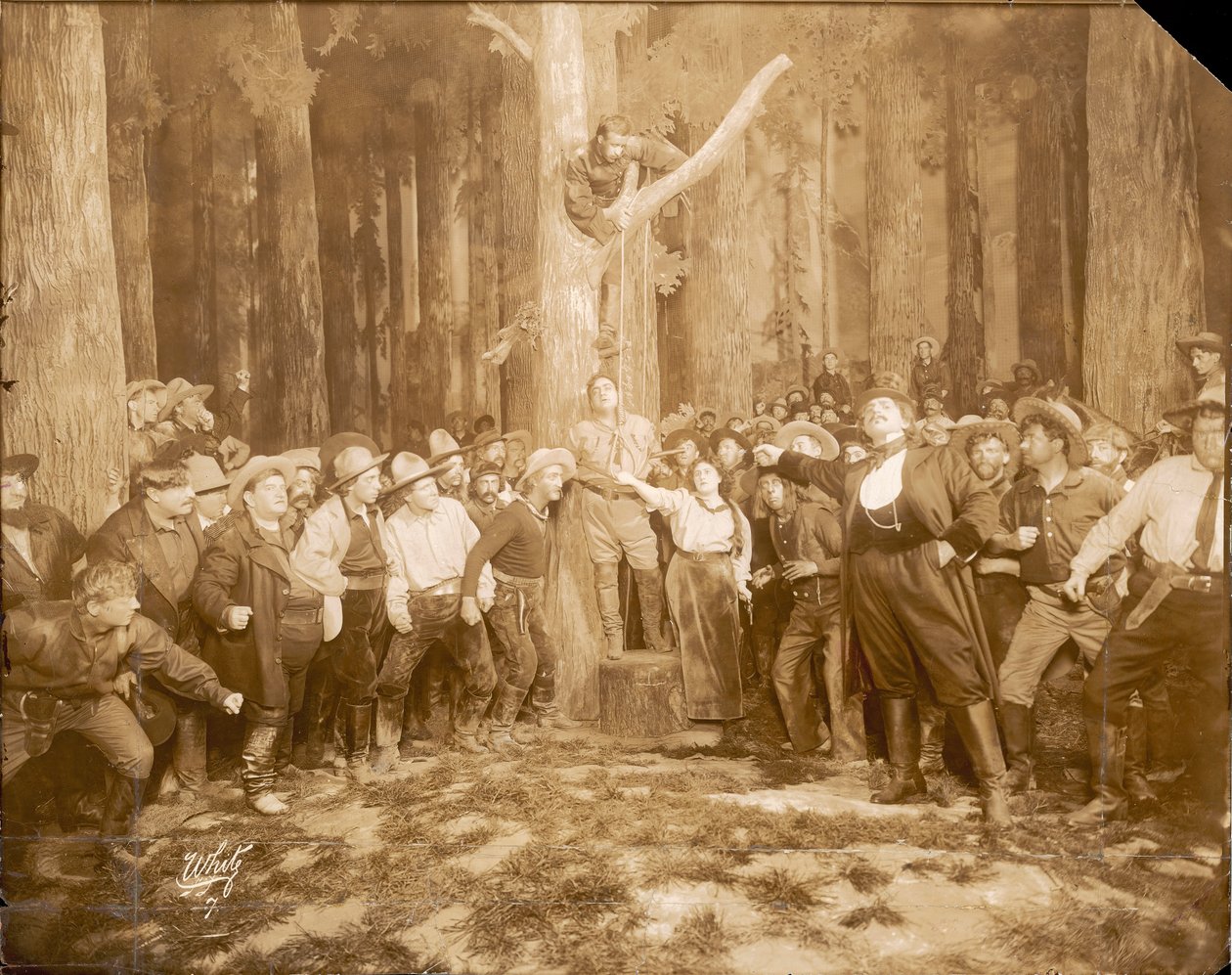Scene fra La fanciulla del West av Puccini (1858-1924), 1910 (sepia-bilde) av Unknown