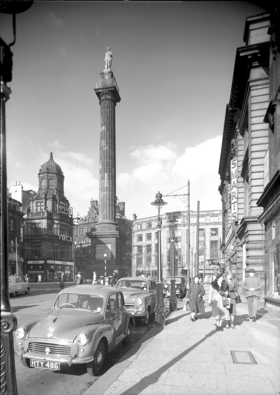 Utsikt langs Gray Street mot Grays Monument, Newcastle upon Tyne, oktober 1955 (bw-bilde) av Unbekannt Unbekannt