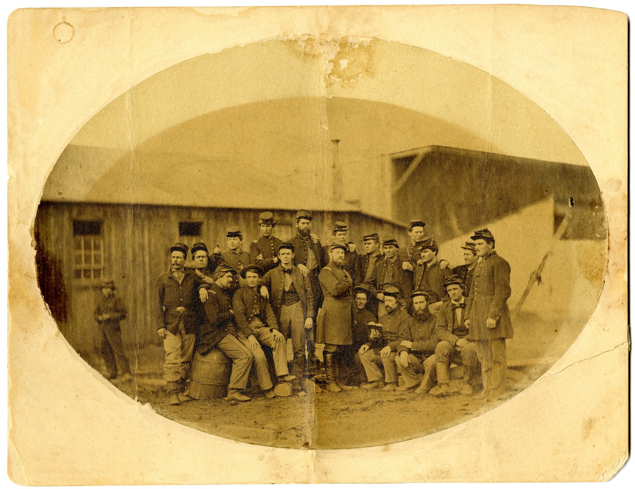 Ovalt fotografi av unionsoffiser (sannsynligvis Alba M. Tucker) omgitt av hans stab i Louisville, Ky. (sepia-bilde) av American Photographer