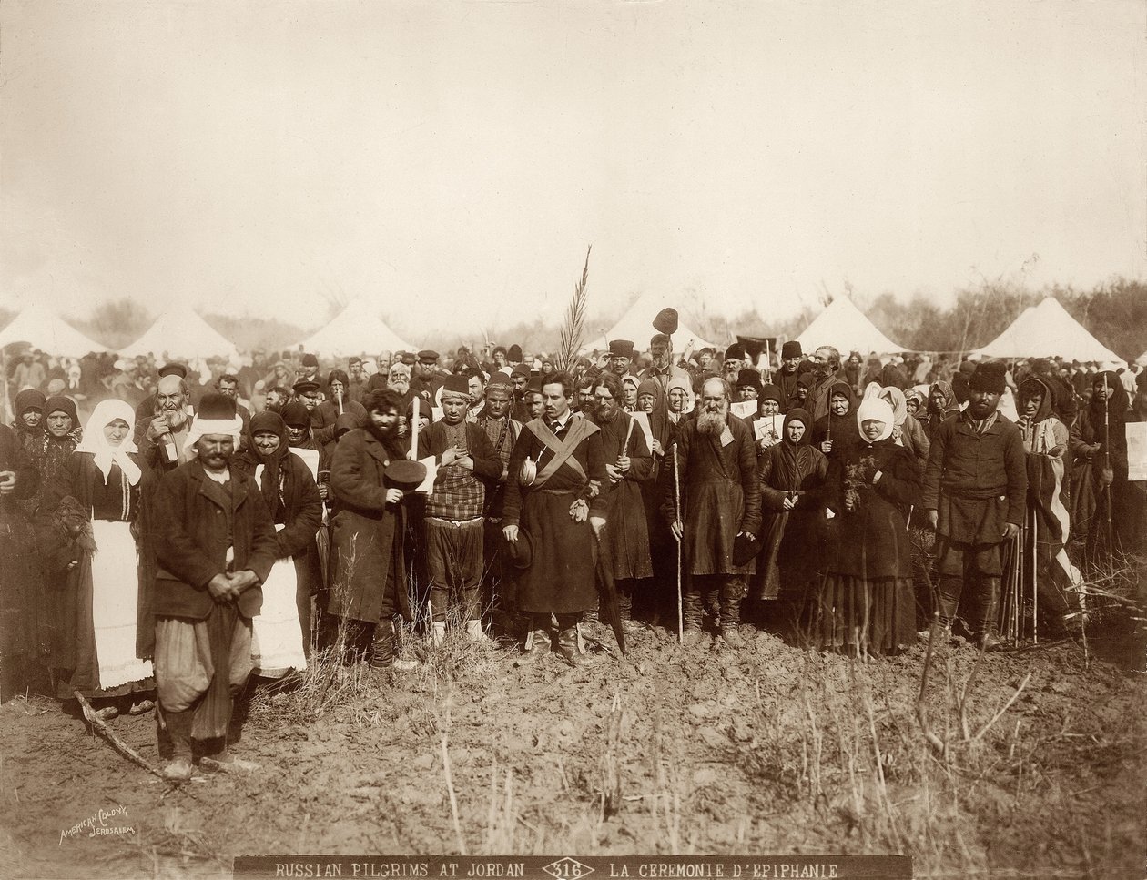 Russiske pilegrimer ved elven Jordan, forbereder seg til helligtrekonger-feiringen, 1898-1911 av American Photographer