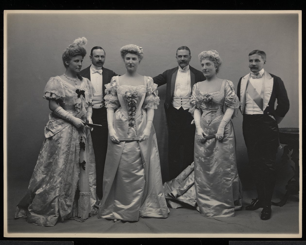Gruppeportrett av Mrs. Douglas Robinson, Franklin Plumer, Miss Pauline Riggs, Mr. Charles Munn, Mrs. Garrick Riggs og Mr. Frederick Weeks på James Hazen Hyde Ball, New York, 31. januar 1905 (sil av Byron Company