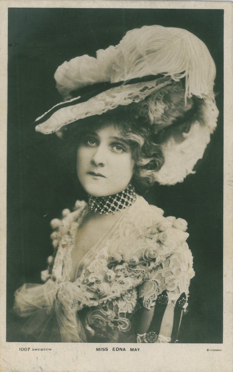 Kjendiser på scenen: Frøken Edna May, ca. 1903-08 av English Photographer