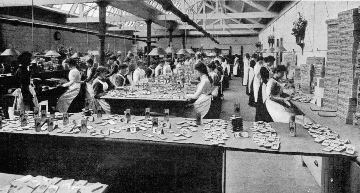 Fylling av sjokoladeesker på en fabrikk i York i beredskap for Queens Teas, illustrasjon fra The Graphic, 19. juli 1902 av English Photographer