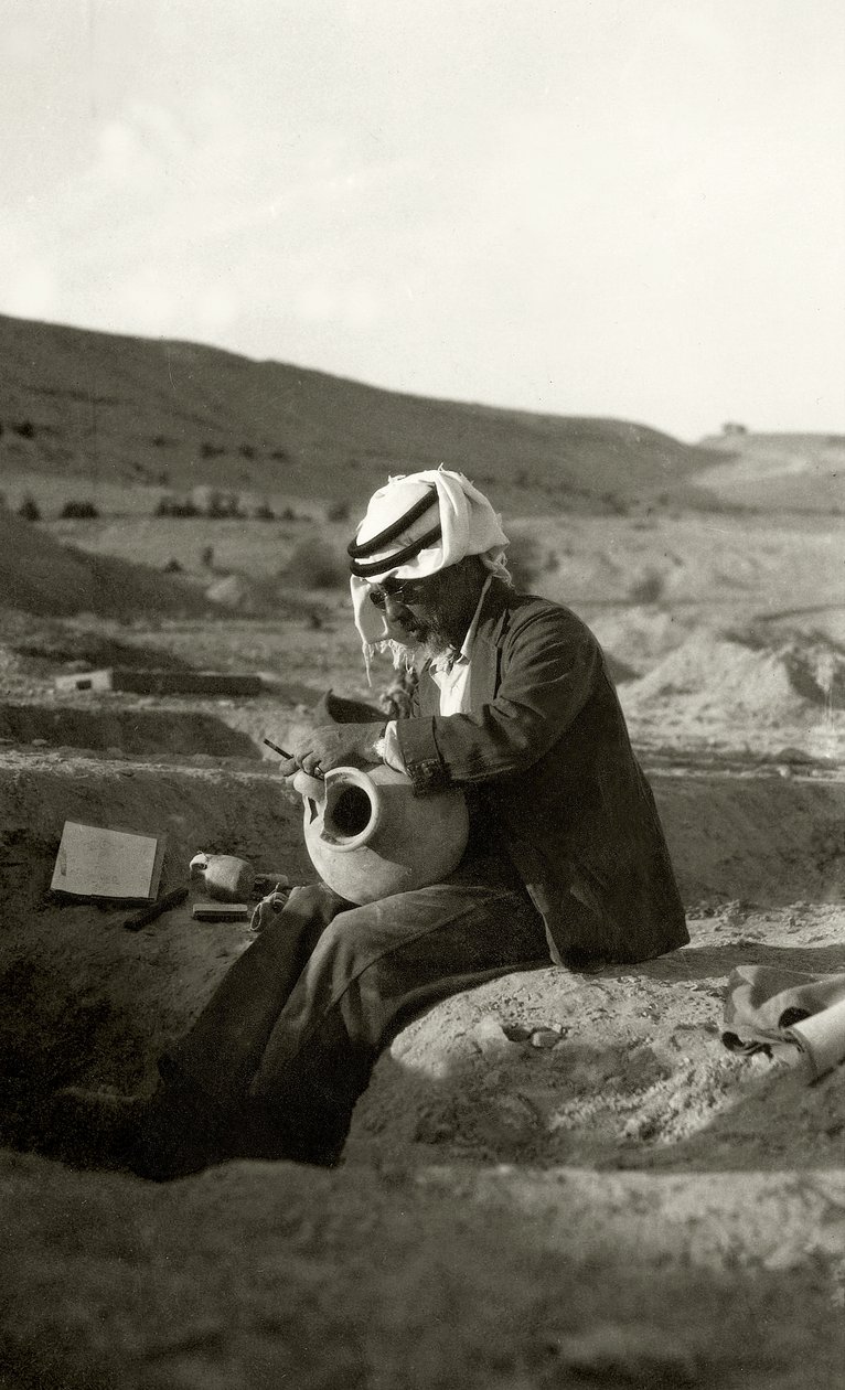 John Garstang ved Jericho studerer en kanne fra middels bronsealder fra ca. 1800 f.Kr., 1930 av English Photographer