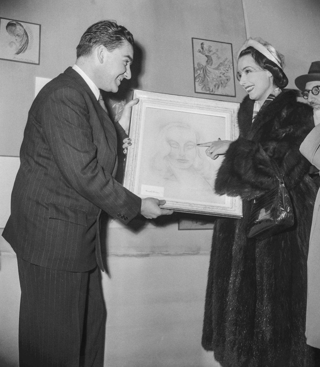 Kunstutstilling (kunstverk laget av skuespillere), i Palais des Beaux Arts i Paris, 16. desember 1950: Den franske skuespillerinnen Marcelle Derrien viser lerretet sitt til direktøren for utstillingen av Unknown