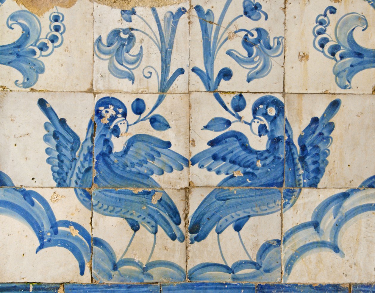 Dekorativt panel som viser duer med liljer i nebbet, Tarouca, Portugal (keramiske fliser) av Unknown