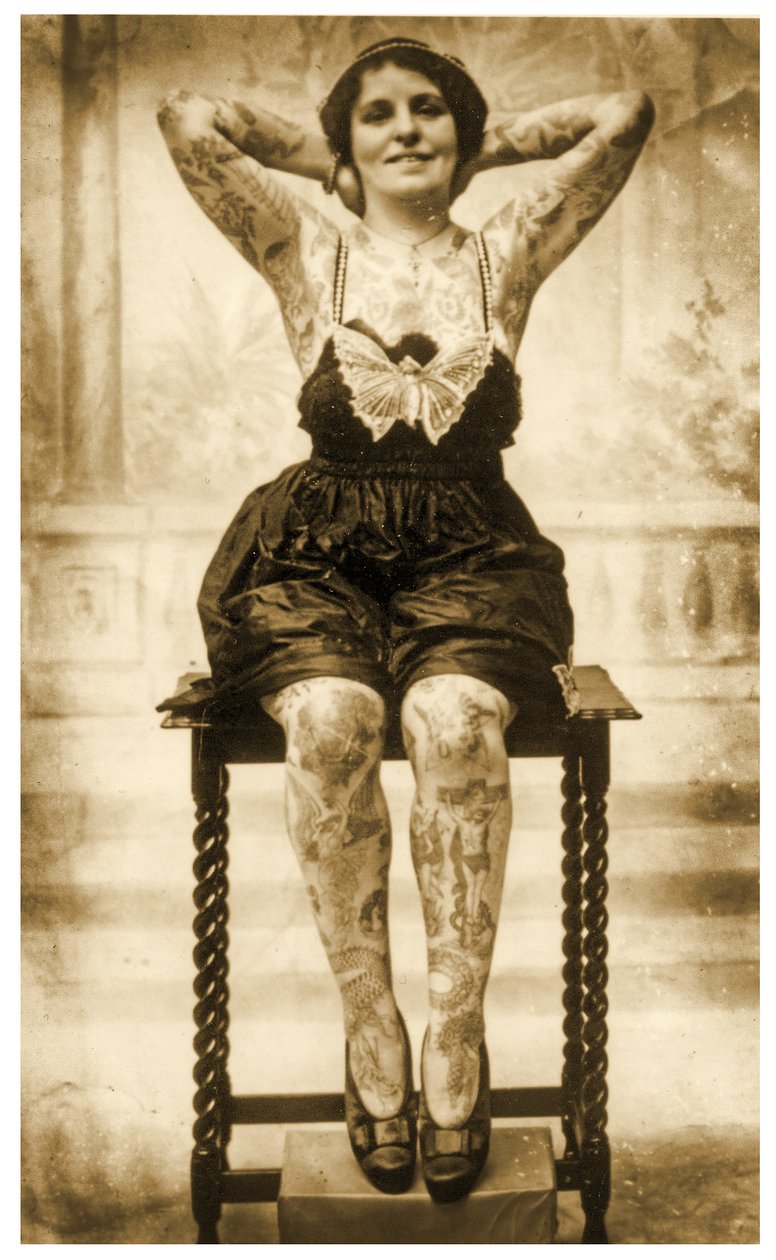 Portrett av en sittende tatovert kvinne, ca. 1895 (Sepia Photo) av Unknown