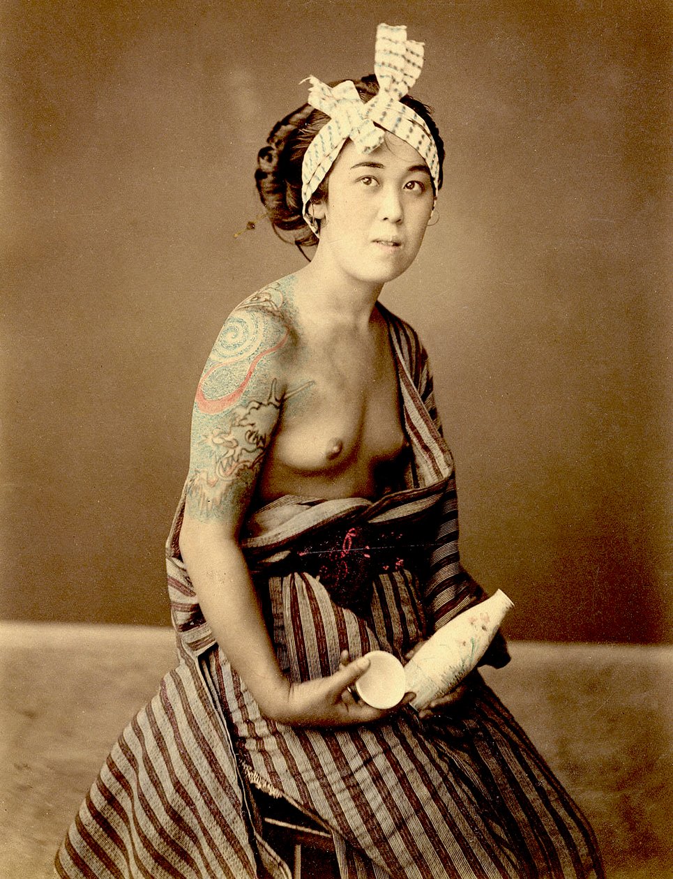 Tatovert japansk kvinne, ca. 1890 (håndfarget bilde) av Unknown