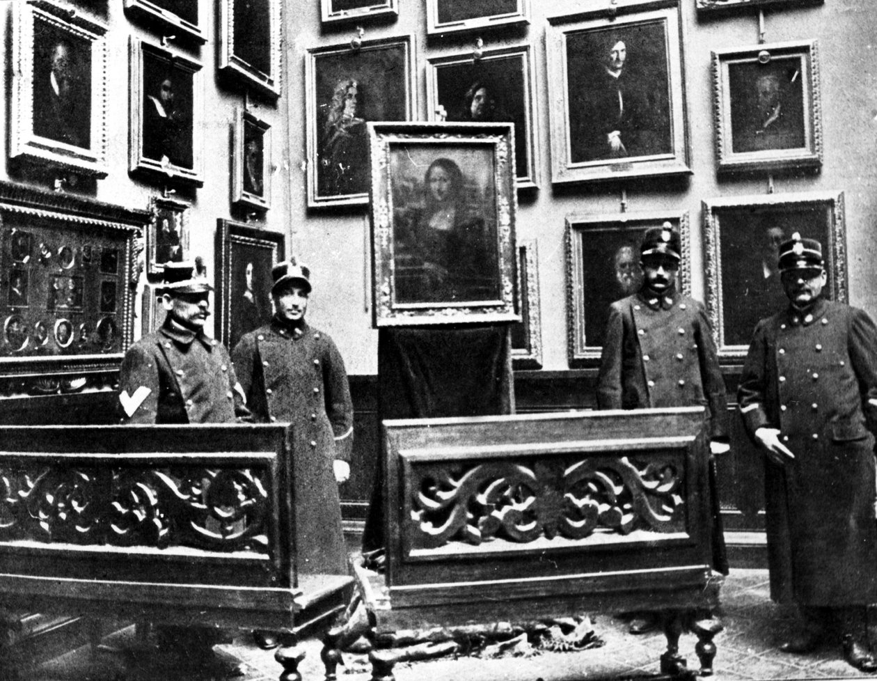 Mona Lisa med vakter i Uffizi-museet i Firenze, maleriet ble nettopp funnet etter hennes tyveri i Louvre-museet av en italiensk maler Vincenzo Peruggia 21. august 1911 av Unknown