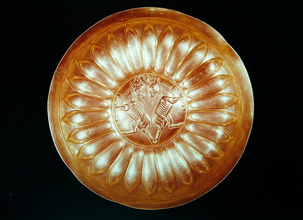 Tallerken gravert med to steinstein, fra Hamadan, Iran (gull) av Achaemenid