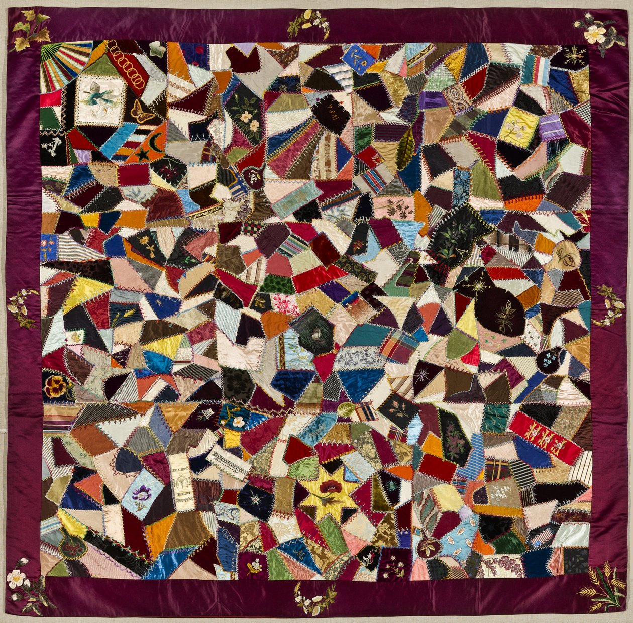 Crazy Quilt, 1884 (silke og fløyel) av American School