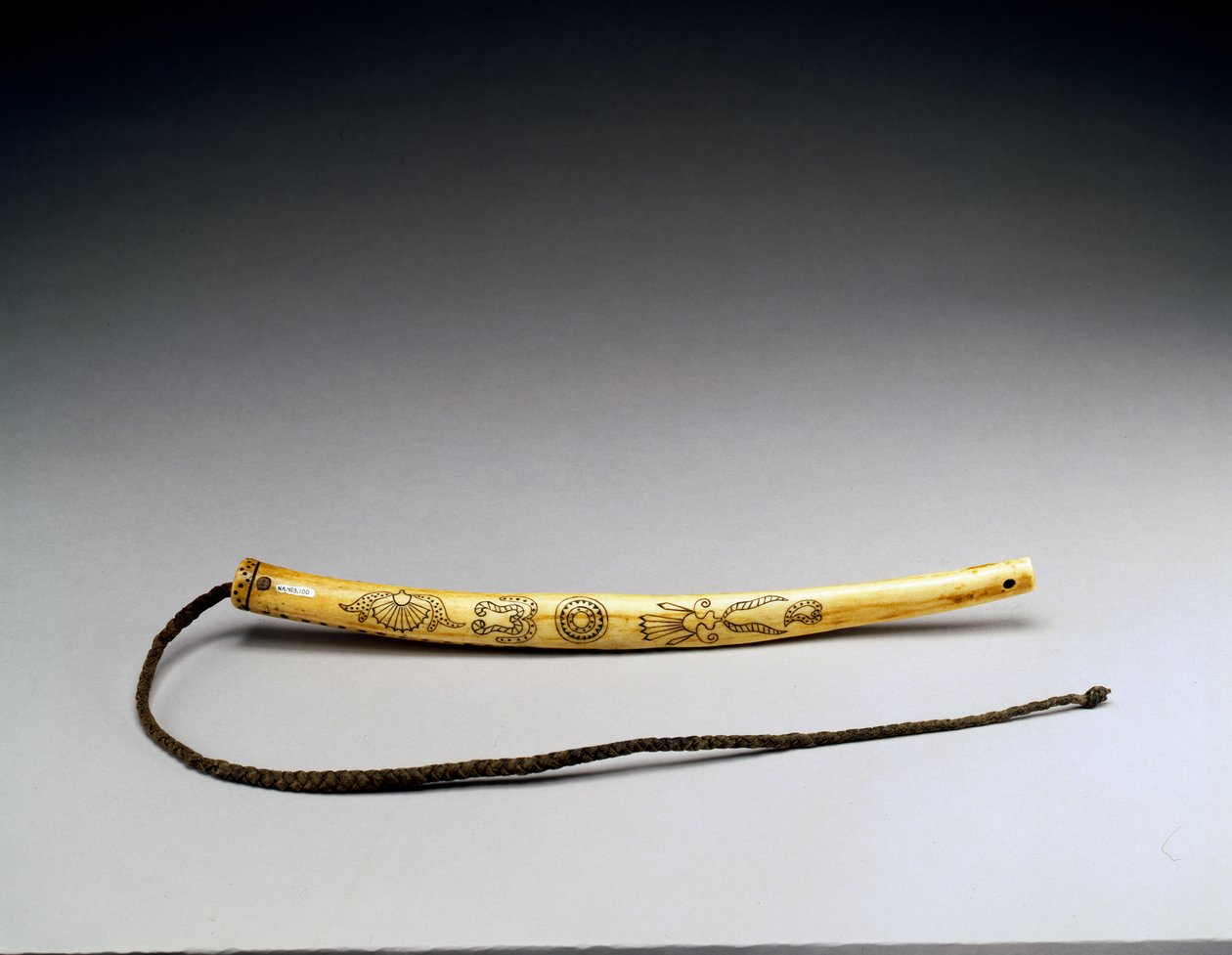 Quirt, gravert elggevir, Crow Nation, ca. 1840 (bein) (se også 434925) av American School