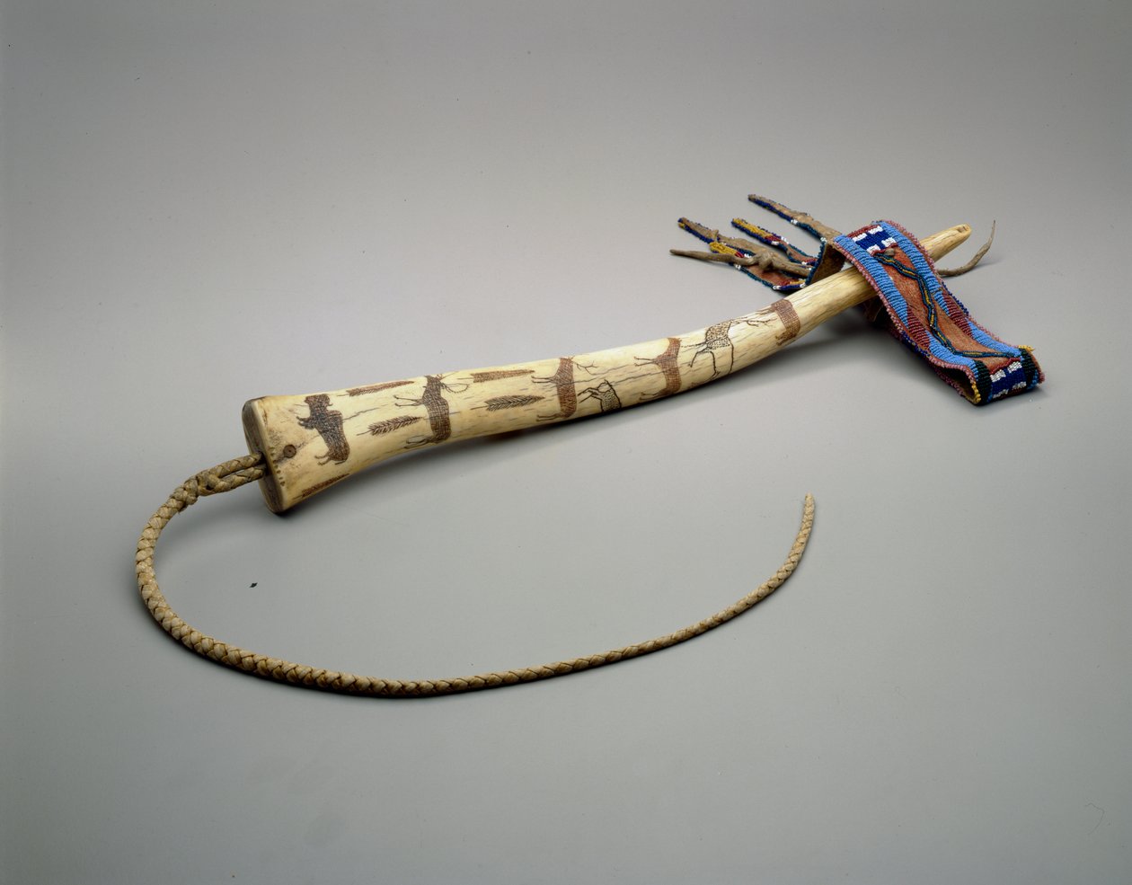 Quirt, gravert elggevir, Osage Nation, ca. 1875 (bein) av American School