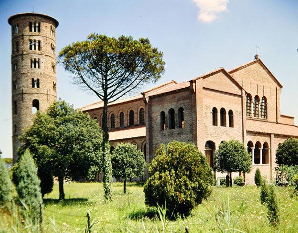 Utsikt over kirken og klokketårnet av Byzantine School