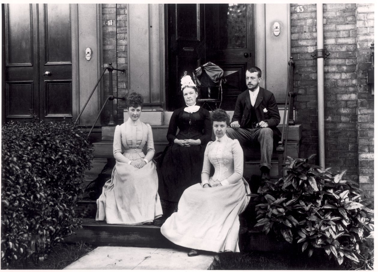 Familiegruppe på trappen til Reginald Terrace 43, Leeds, ca. 1889 av English Photographer