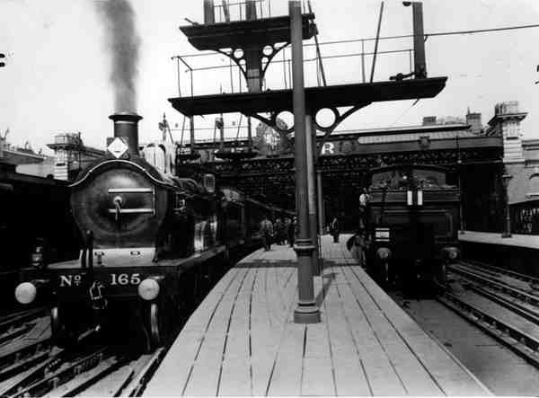 Damptog i Charing Cross Station, ca. 1913 av English Photographer