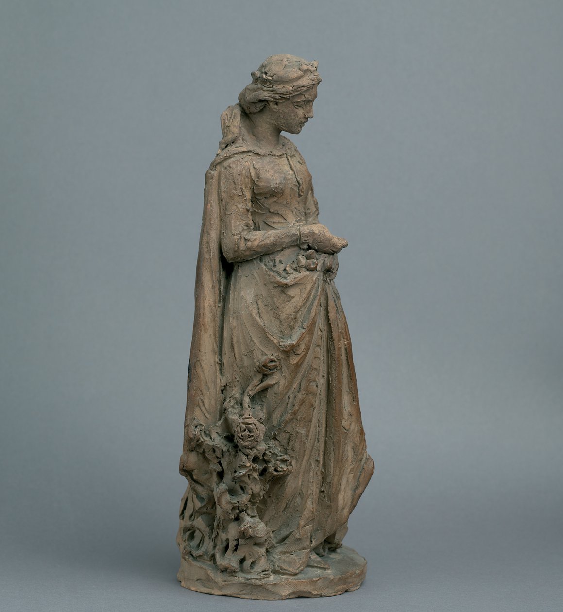 Pike i middelalderkjole, plukker roser, ca. 1870 (leire) av English School