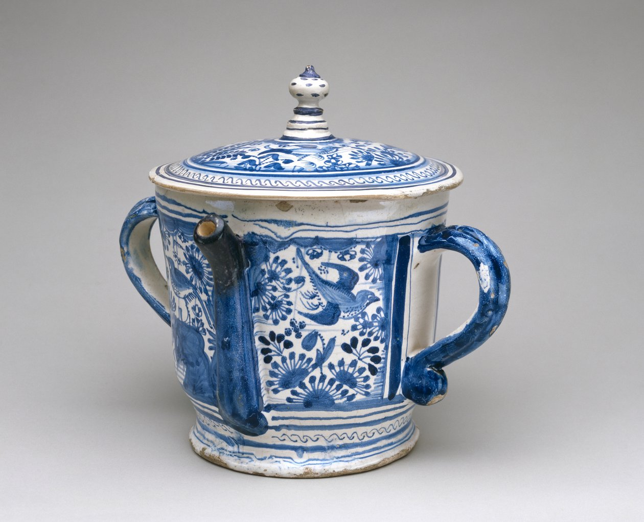 Posset Pot and Cover, ca. 1632 (tinnglasert keramikk) av English School