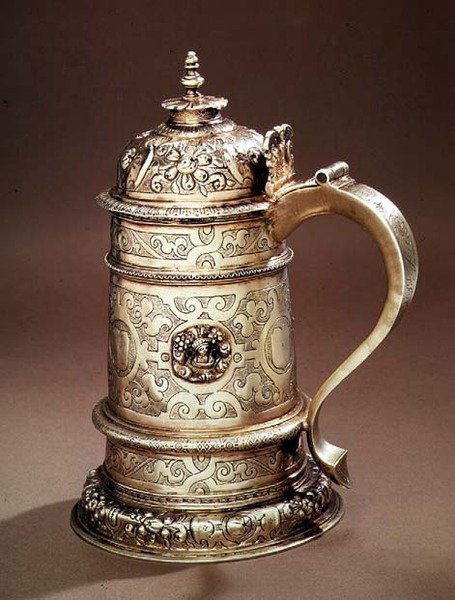 Tankard, I.R. med en quatrefoil under et skjold, 1602 (sølv) av English School