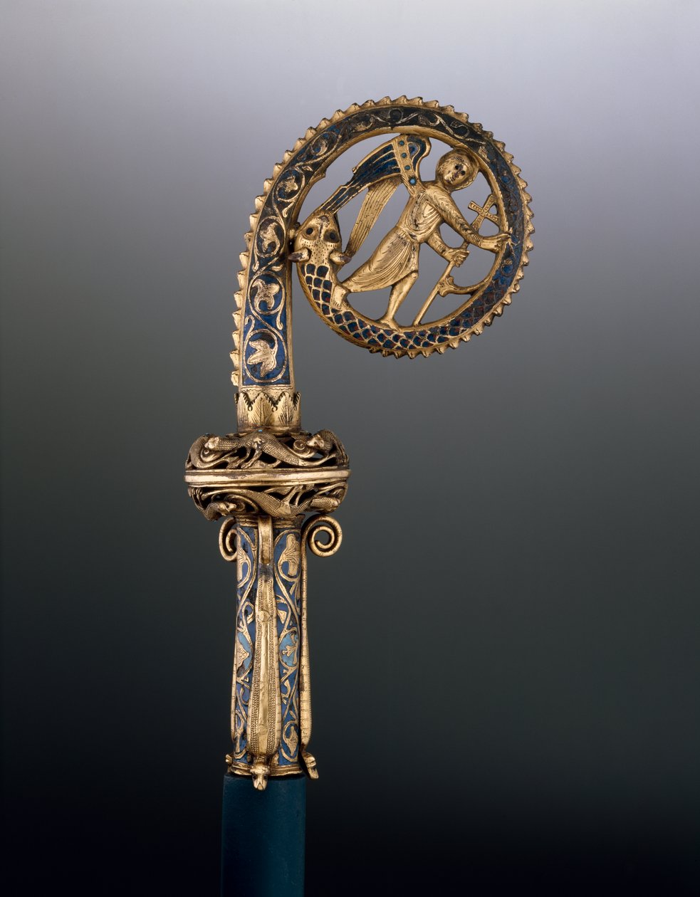 Crozier-hode som viser St. Michael Trampling the Serpent, ca. 1225-50 (forgylt kobber og champleve-emalje) av French School