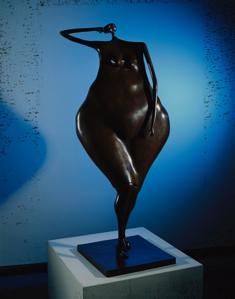 Venter i positur (bronse med brun patina) av Abigail Varela