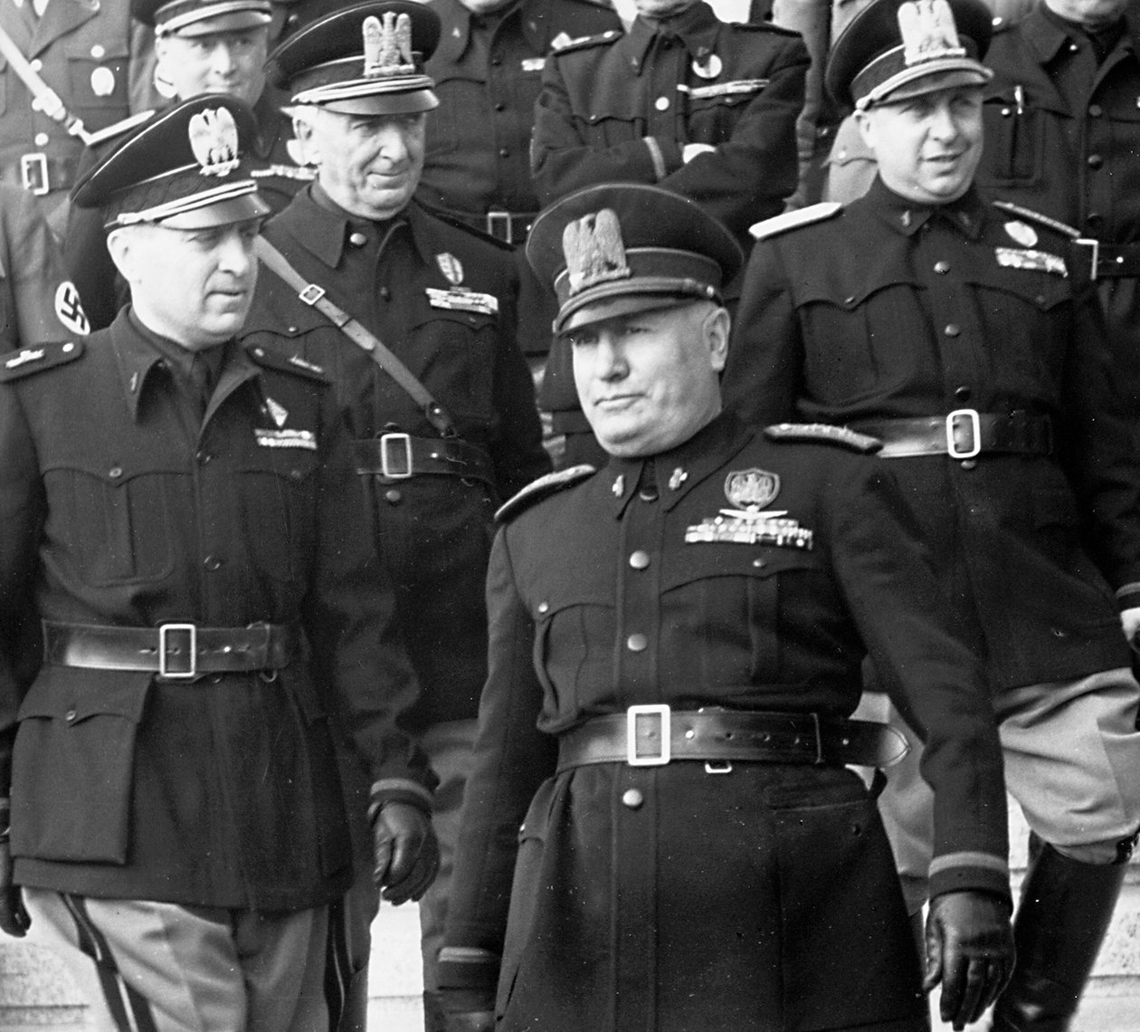 Mussolini på en militærparade (s/hvitt bilde) av Achille Villani