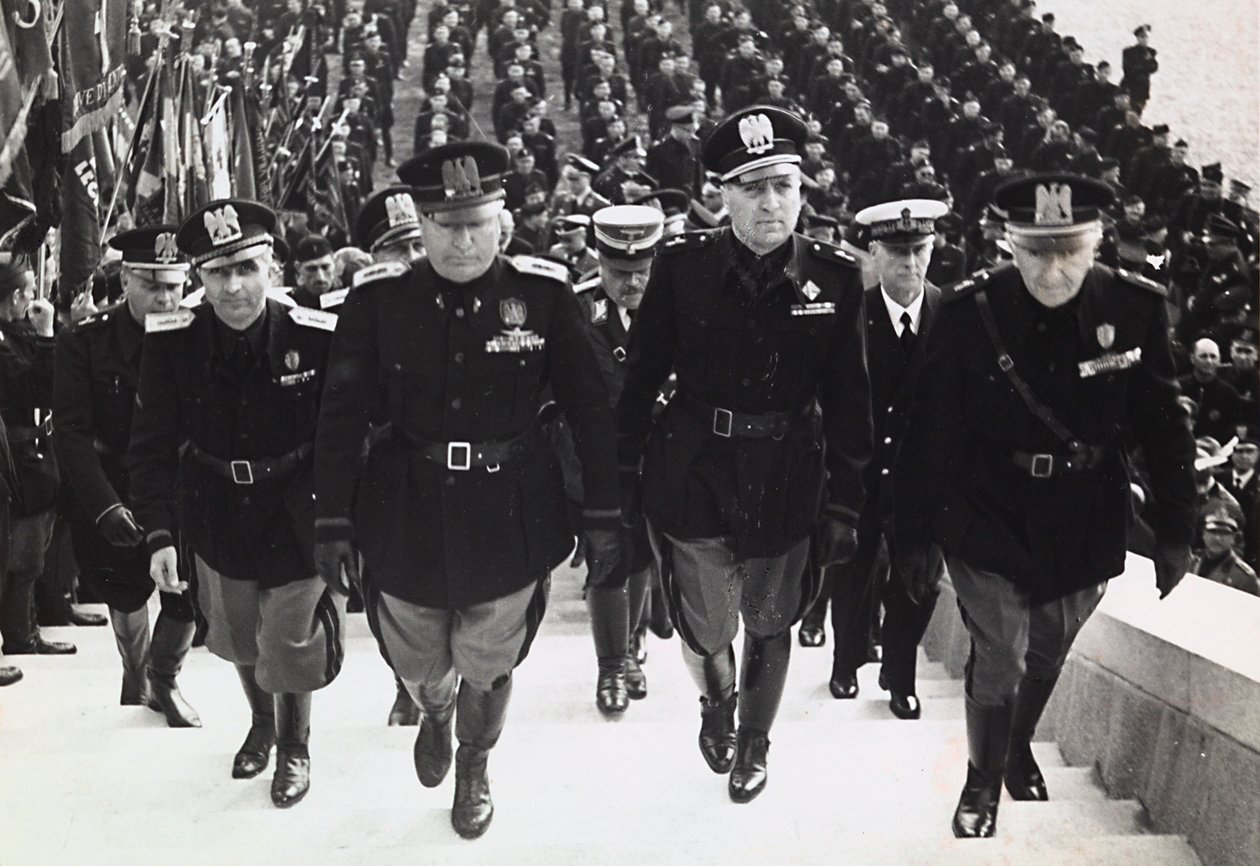 Mussolini på en militærparade (s/hvitt bilde) av Achille Villani