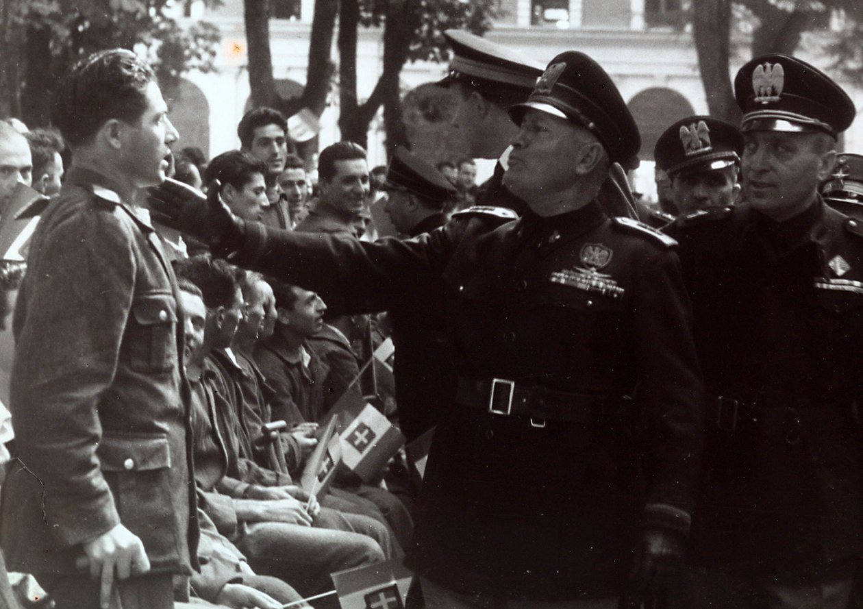 Mussolini hilser en soldat (s/hvitt bilde) av Achille Villani