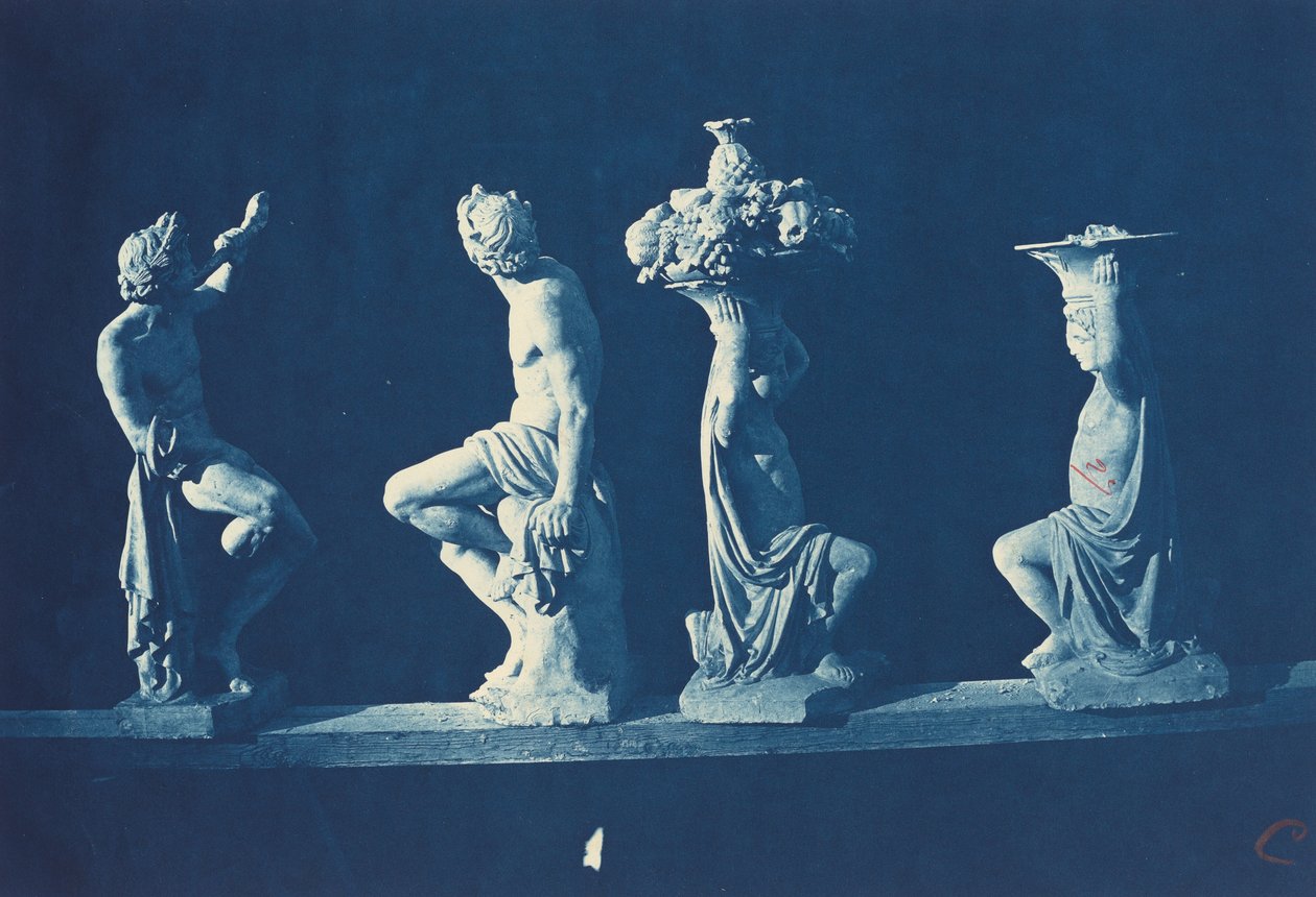 Fire statuer av Adolphe Terris