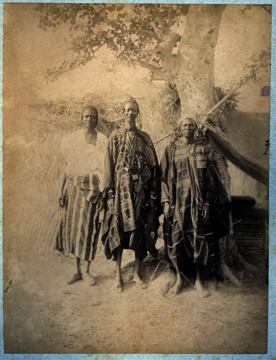 Tre senegalesiske menn i tradisjonell drakt (s/hvitt-bilde) av African
