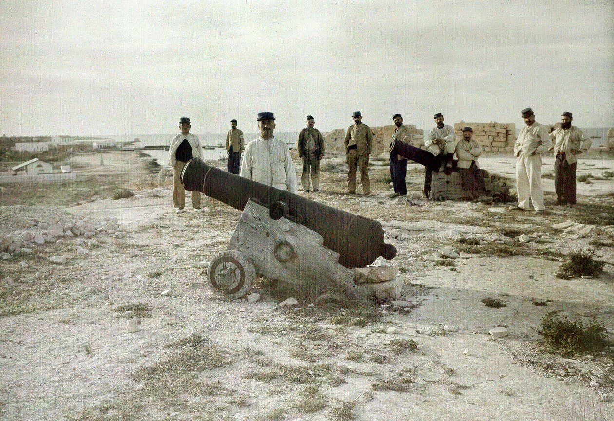 Soldater og kanoner i en gammel tyrkisk festning, Tunisia eller Tripolitania, 3. mars 1916 (autokrom) av Albert Samama Chikli