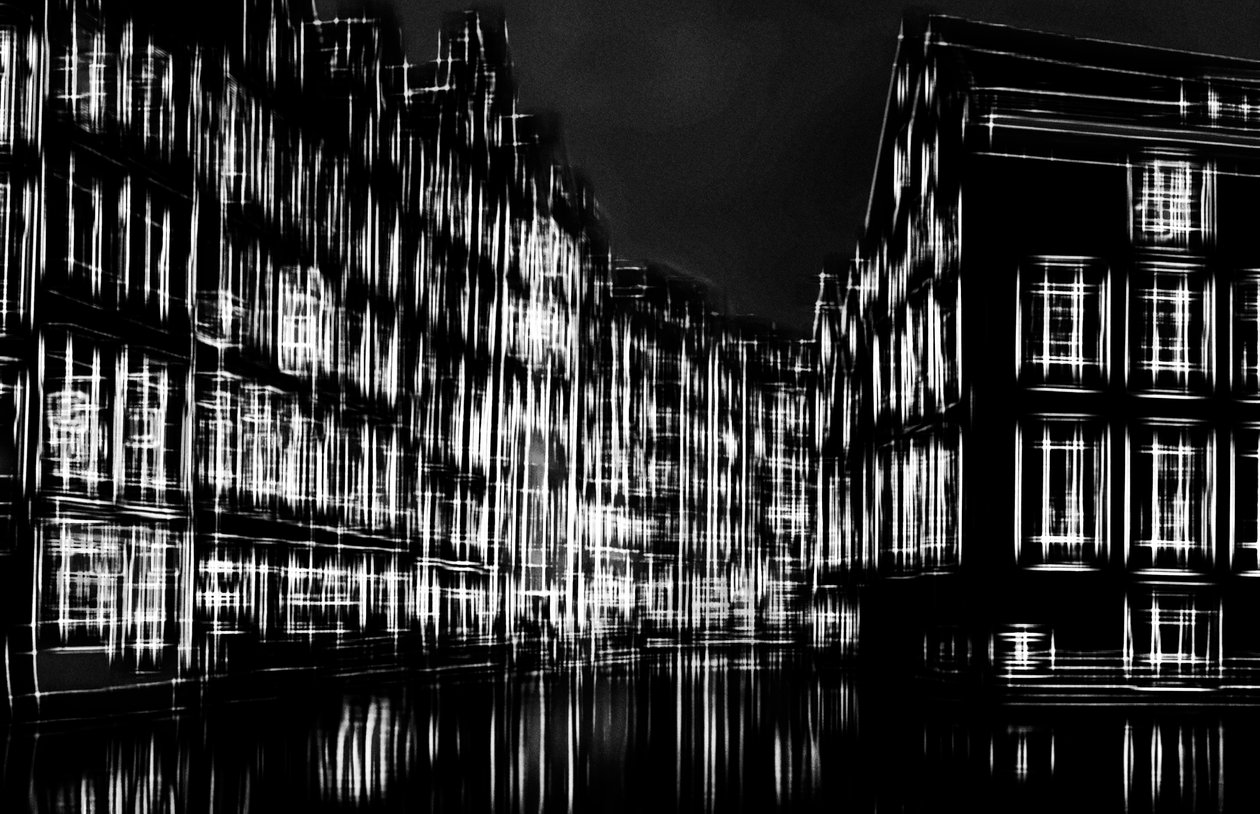 lys i nattbyen, 2019, (fotografi) av Alex Caminker