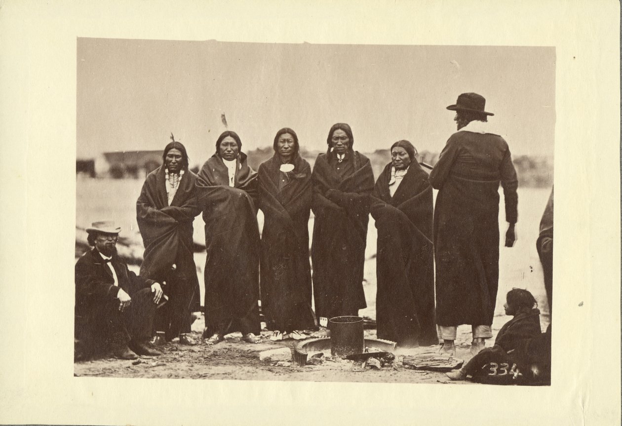 Tashunkakokip (gammel mann redd for hestene sine) og høvdingene hans, Oglala, 1868 (albumtrykk) av Alexander Gardner
