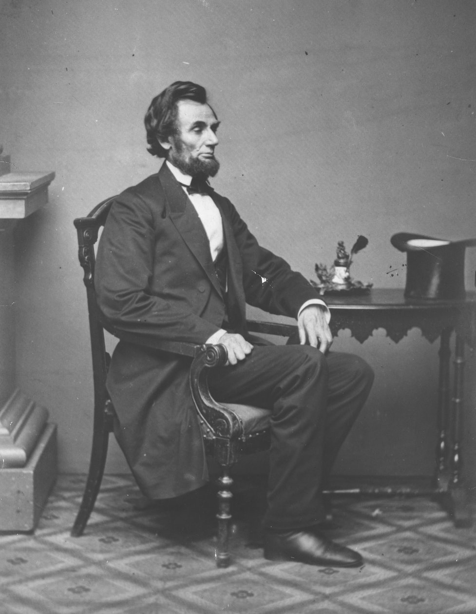Abraham Lincoln, portrett i full lengde, sittende, 1861 av Alexander Gardner