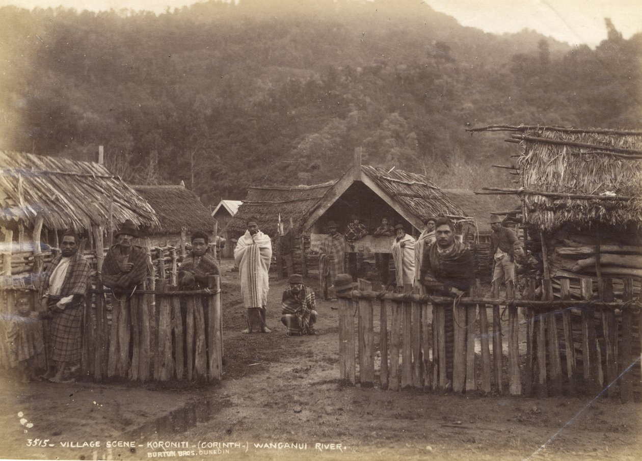 Landsbyscene - Koroniti (Corinth) Wanganui-elven, 7. mai 1885 (albumtrykk) av Alfred Burton
