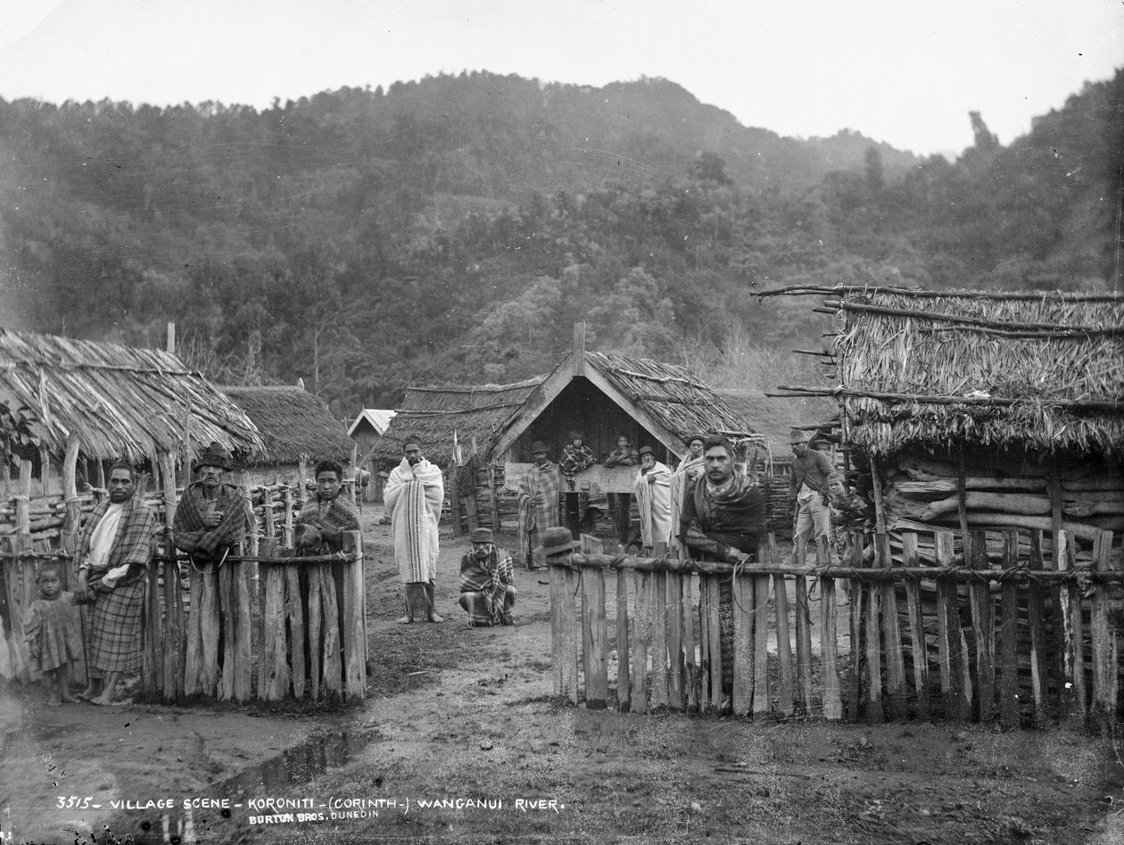 Landsbyscene, elven Corinth Wanganui av Alfred Burton