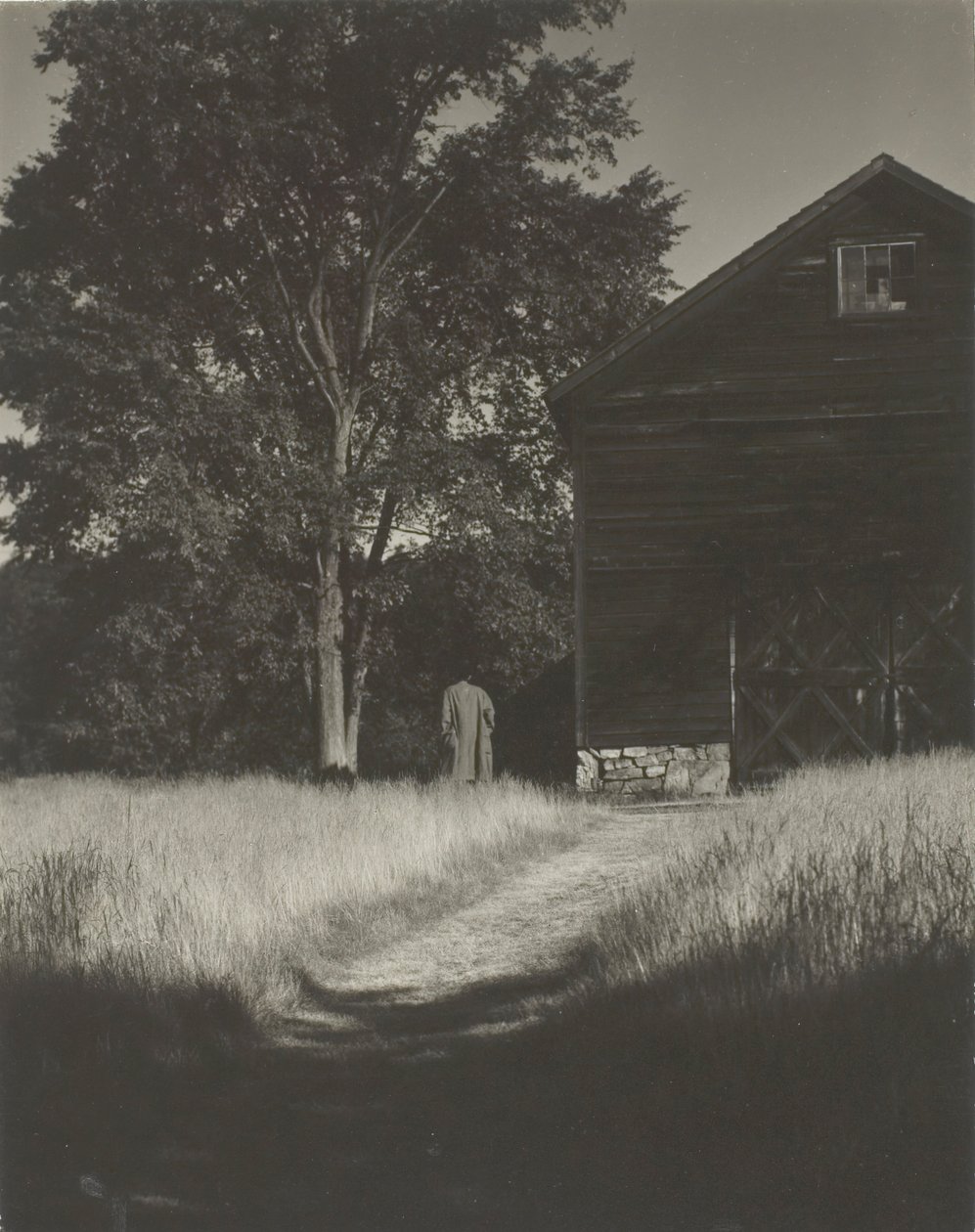 Barn, Lake George, 1936. av Alfred Stieglitz