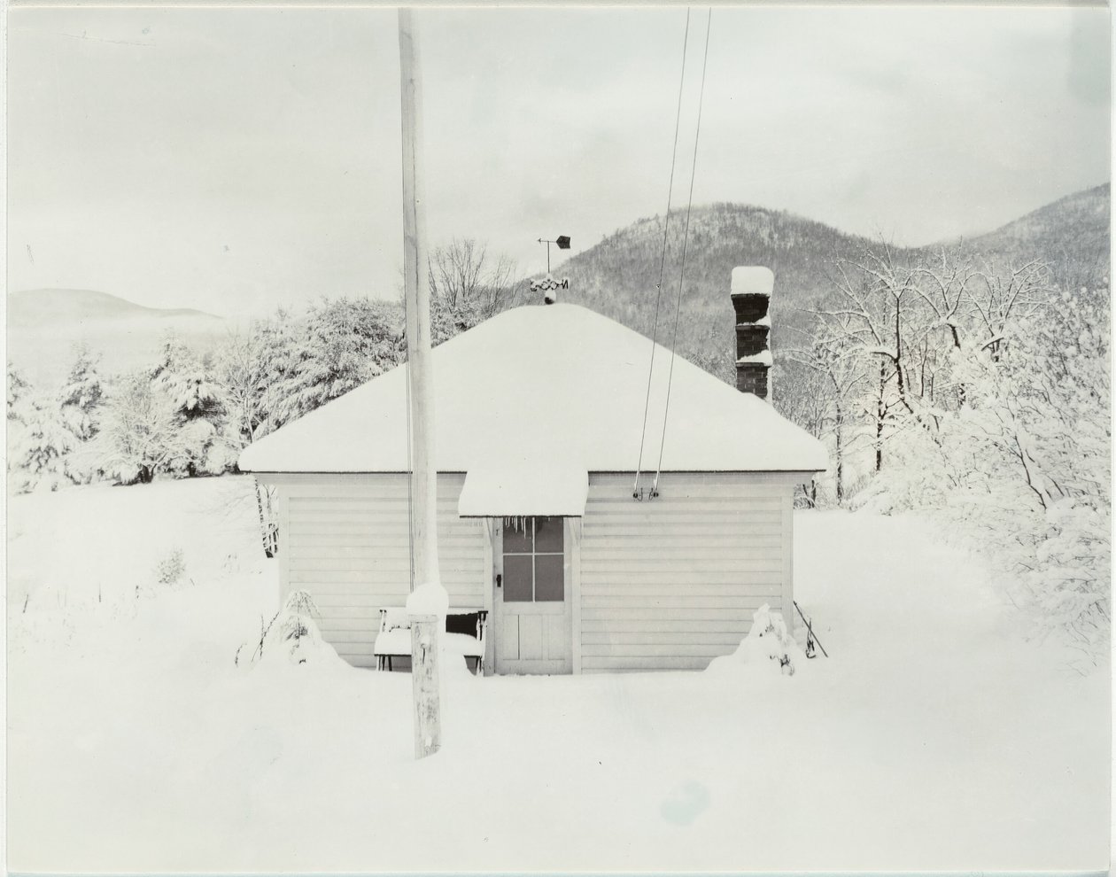 First Snow and the Little House, 1923. av Alfred Stieglitz
