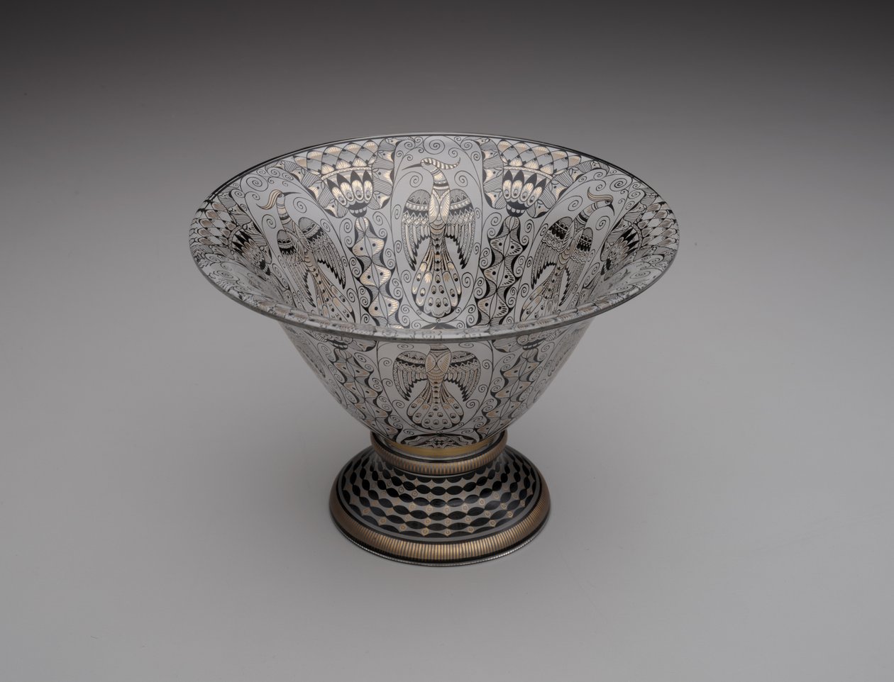 Skål, ca. 1914-15 (emaljert, forgylt og bronsitt-ferdig glass) av Alfred Walter