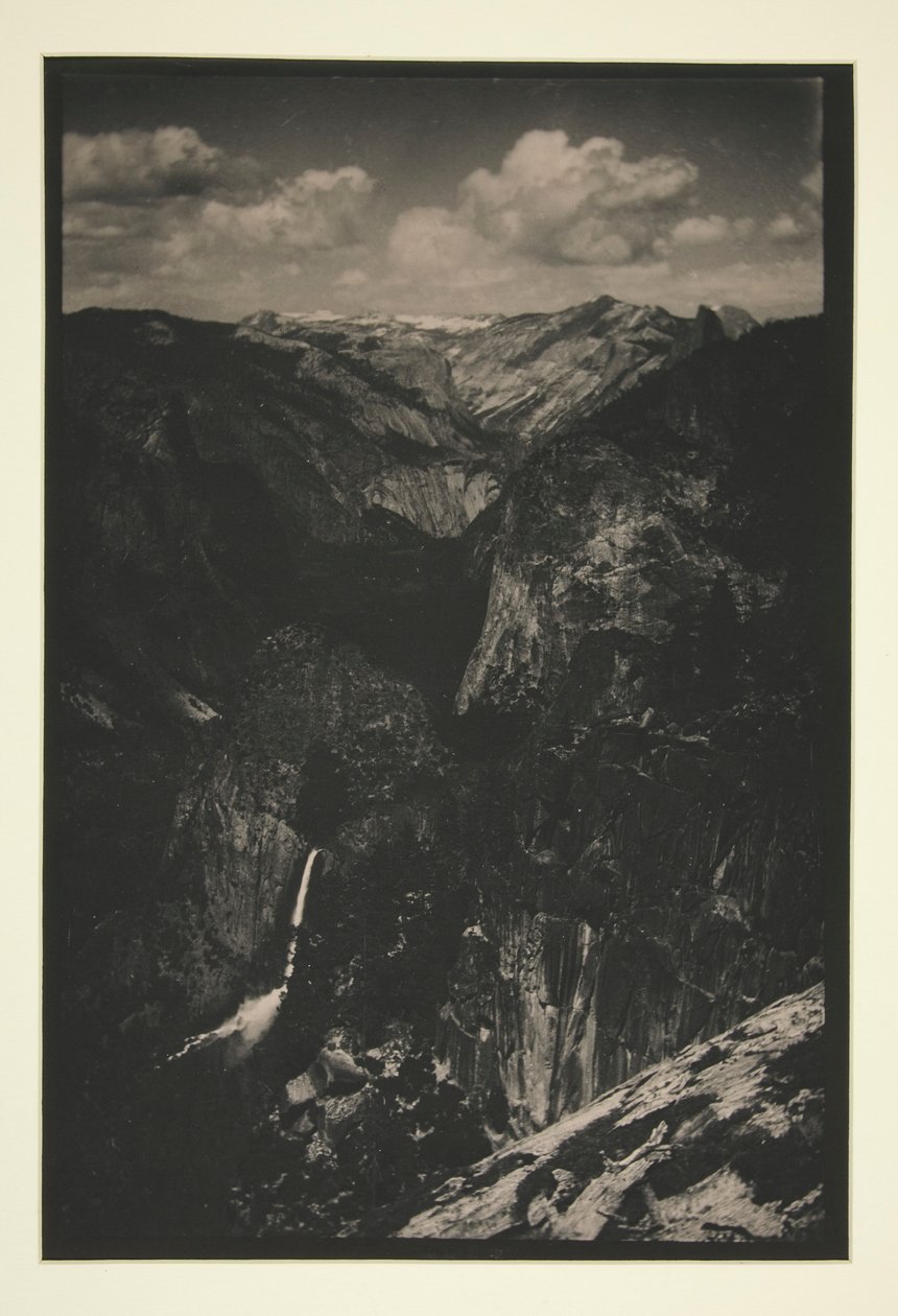 Yosemite: Distant Waterfall av Alvin Langdon Coburn