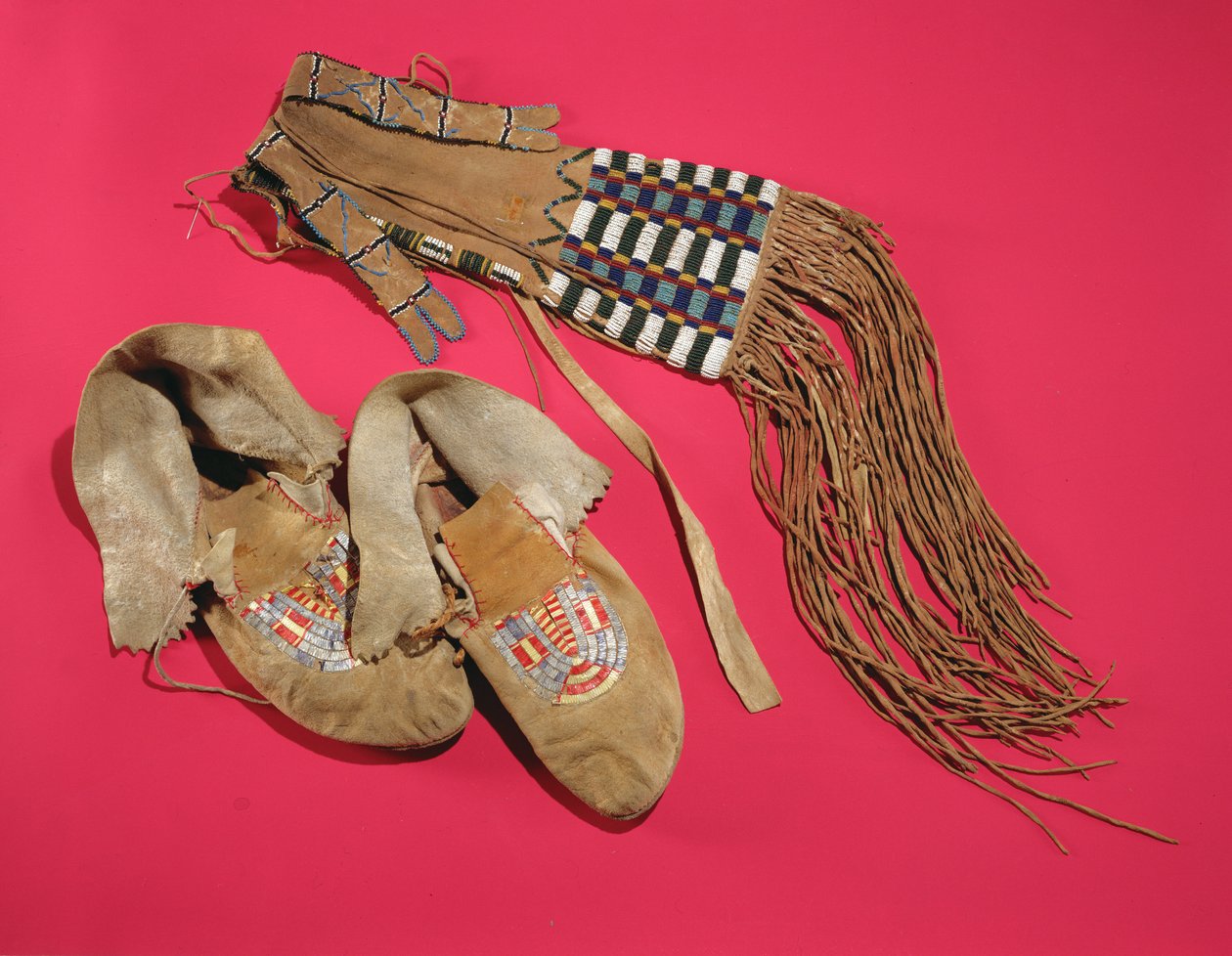 Mokkasiner og gamasjer, Plains Indians, ca. 1820 (lær og perler) av American