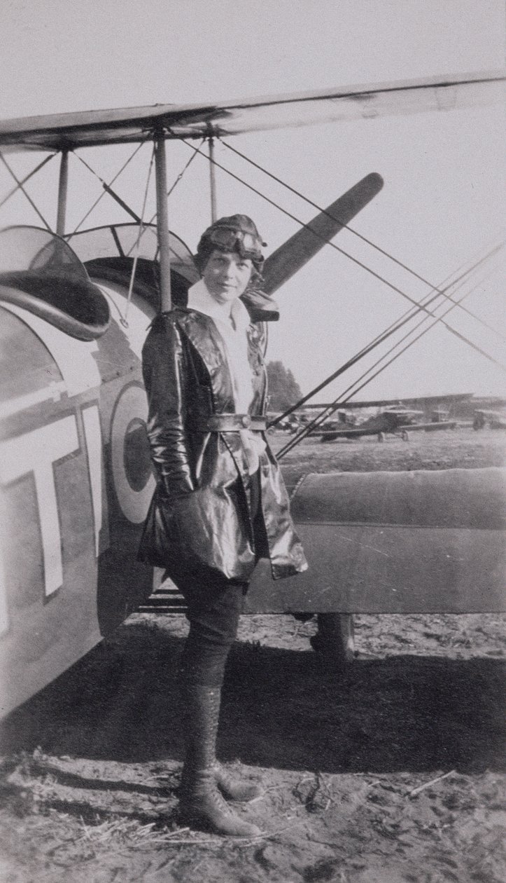 Amelia Earhart (1897-1937) ved siden av McLintic bi-planet, ca. 1922 av American Photographer