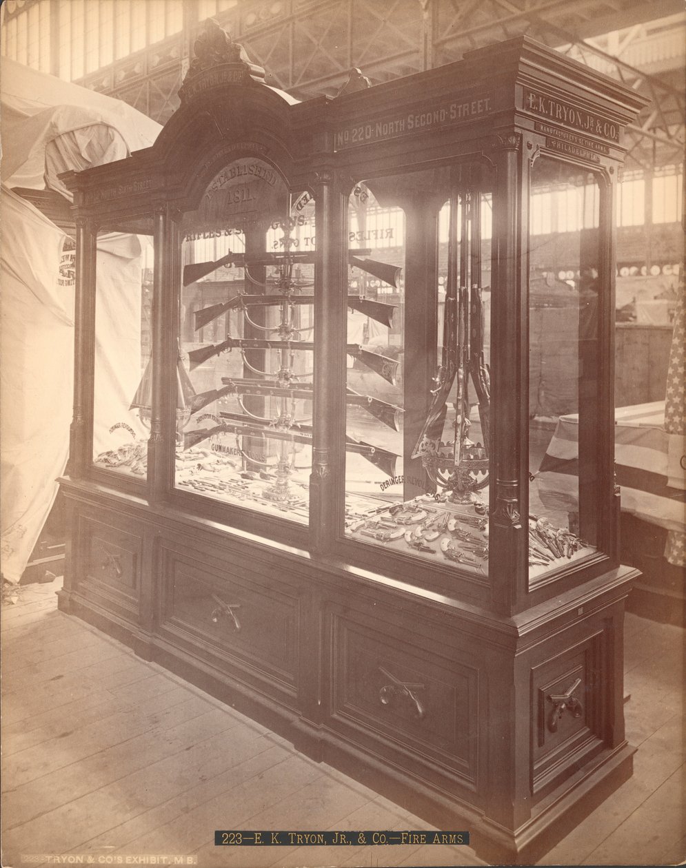E.K. Tryon Jr. und Co. Firearms, Philadelphia Centennial Exposition, 1876 (albumtrykk) av American Photographer