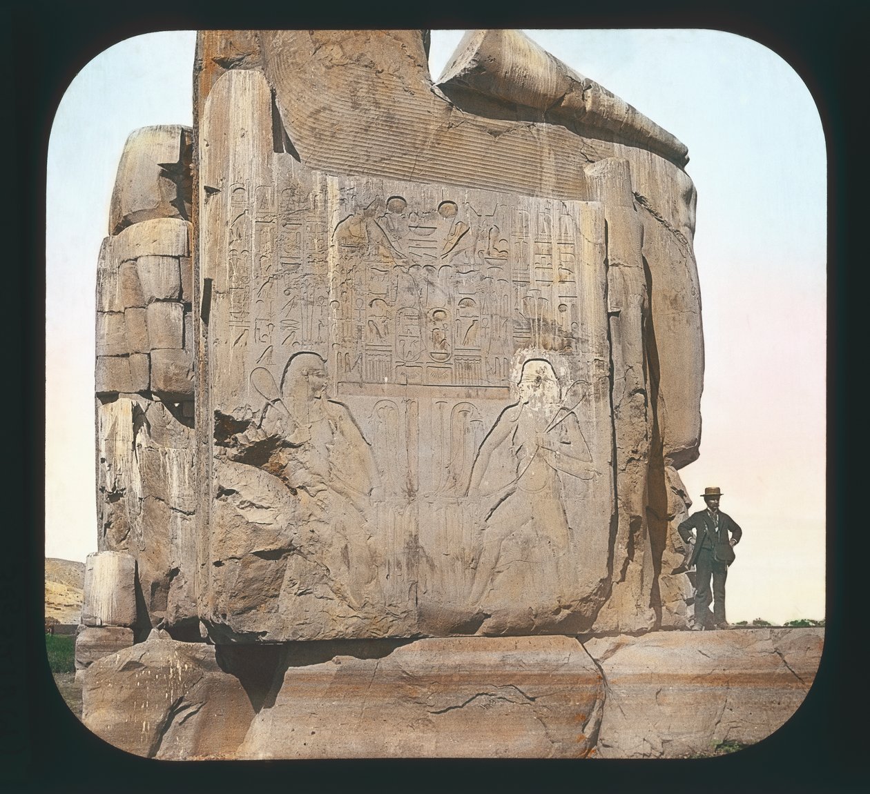 Egypt - Northern colossus (base) Theben (lanternelys) av American Photographer