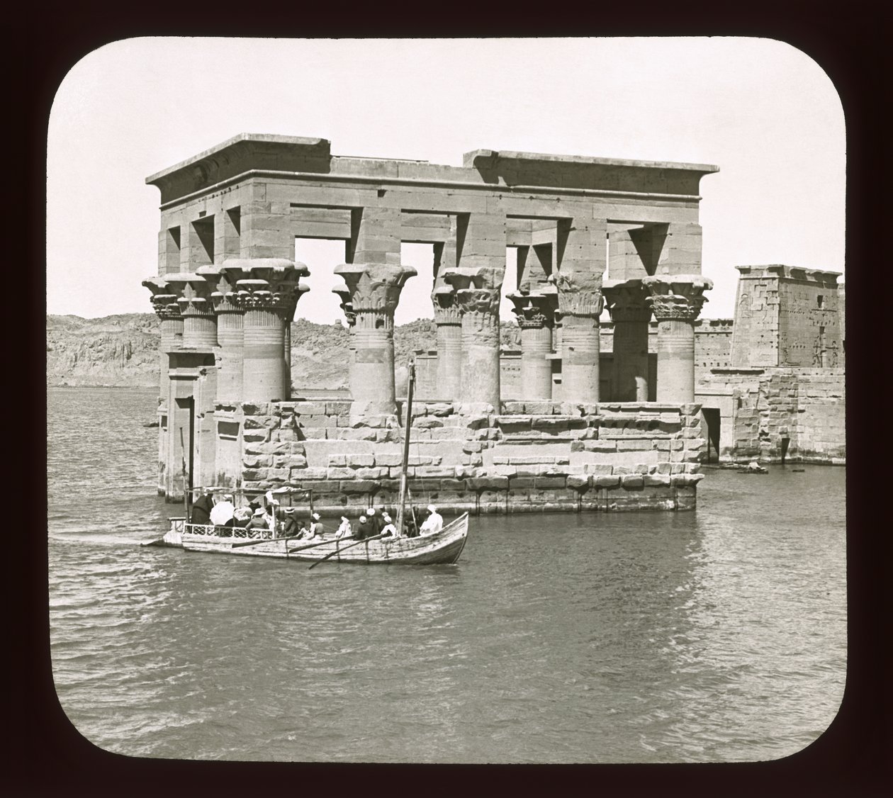 Kiosk, Temple of Philae, 1908 (lanternelys) av American Photographer