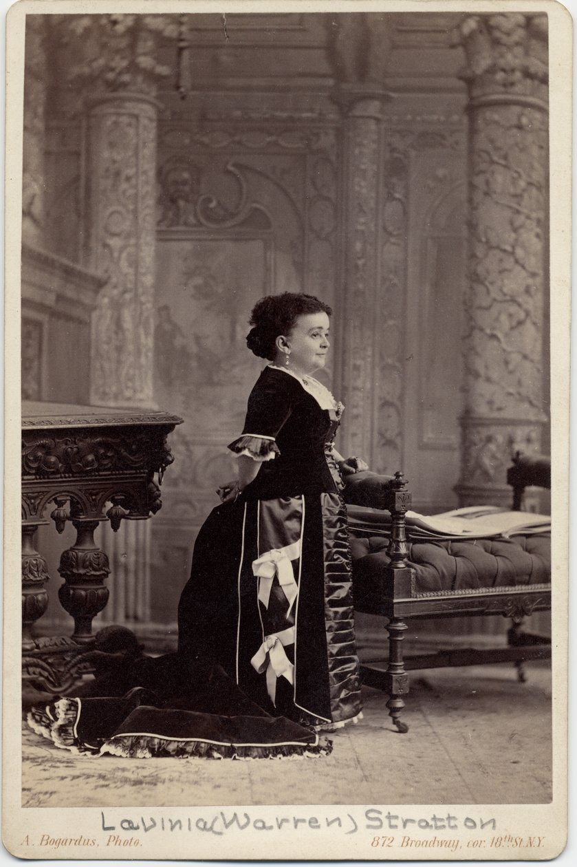 Mercy Lavinia Warren Bump Stratton, pseudonym: Mrs Tom Thumb (1841-1919), utøver, dverg, kone til Charles Sherwood Stratton, psudonym: General Tom Thumb (1838-83); foto av A Bogardus, New York (alb av American Photographer