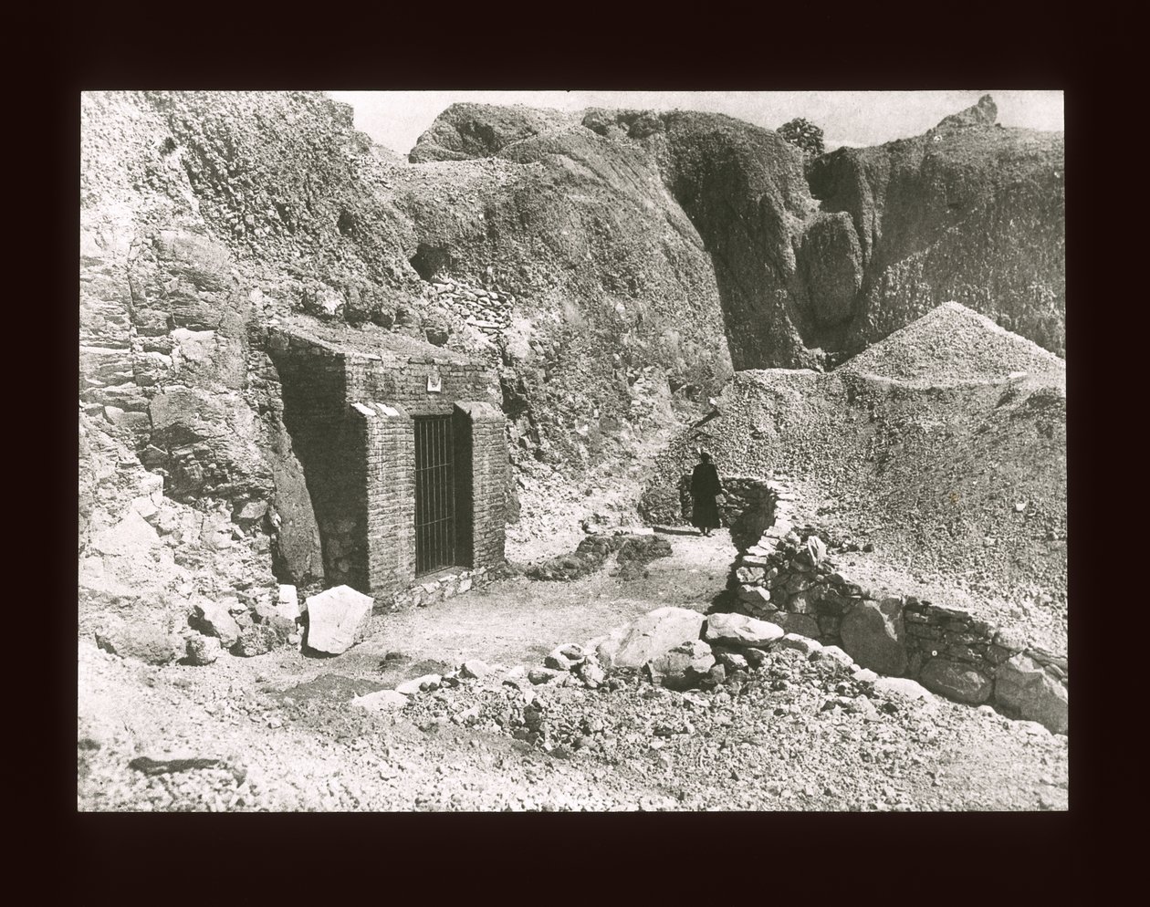 Utsikt over graven til Antefoker, Middle Kingdom (lanternelys) av American Photographer